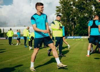 Игроков сборной Украины по футболу атаковали болельщики во время открытой тренировки