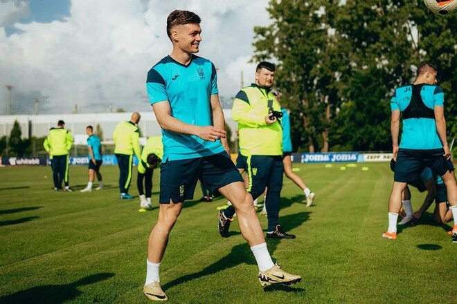 Игроков сборной Украины по футболу атаковали болельщики во время открытой тренировки