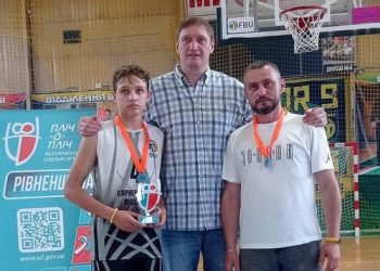 Пліч-о-пліч: 15-річний юнак набрав 54 очка з 57 командних і вивів свій ліцей в чвертьфінал — Федерація баскетболу України