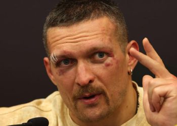 «Да, я поехал в больницу»: Усик отреагировал на слухи о переломе челюсти после боя с Фьюри — Спорт ):Бокс