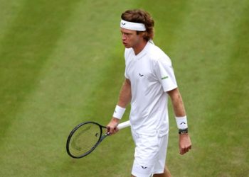 Россиянин психовал и разбил ракетку на Уимблдоне — Теніс