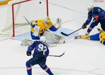 Україна стартувала у вирішальному раунді відбору на Олімпіаду з розгрому від французів | Хокей |