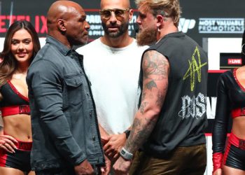 Майк Тайсон и Джейк Пол провели битву взглядов — Спорт ):Бокс