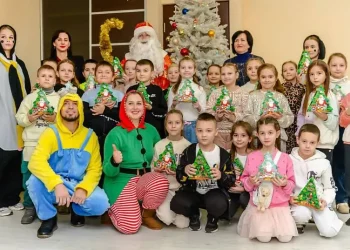 День Миколая на прифронтовій Донеччині: як дітлахи зустріли свято | Хокей |