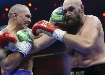 С подбитым глазом и в синяках: как Фьюри и Усик выглядели после реванша — Спорт ):Бокс