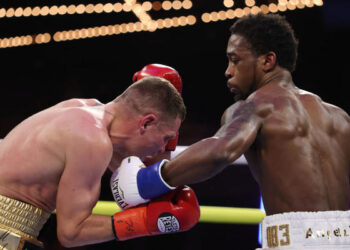 Нокдаун и быстрая досрочная победа: как Дэвис одолел Беринчика — видео лучших моментов боя — Спорт ):Бокс