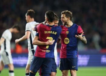 «Барселона» с разгромной победой над «Осасуной» возглавила Ла Лигу