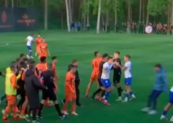 «Динамо» U-19 и «Шахтер» U-19 во время матча чемпионата Украины устроили массовую драку на поле