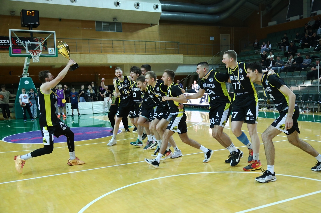 БІПА-2 виграла золото, Хмельницький-2 зі сріблом, Суми завоювали бронзу: фото нагородження Першої ліги