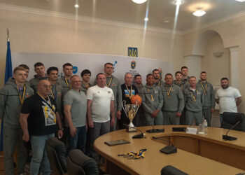 Черкаські Мавпи з бронзовим кубком Суперліги завітали до Черкаської ОВА — Федерація баскетболу України