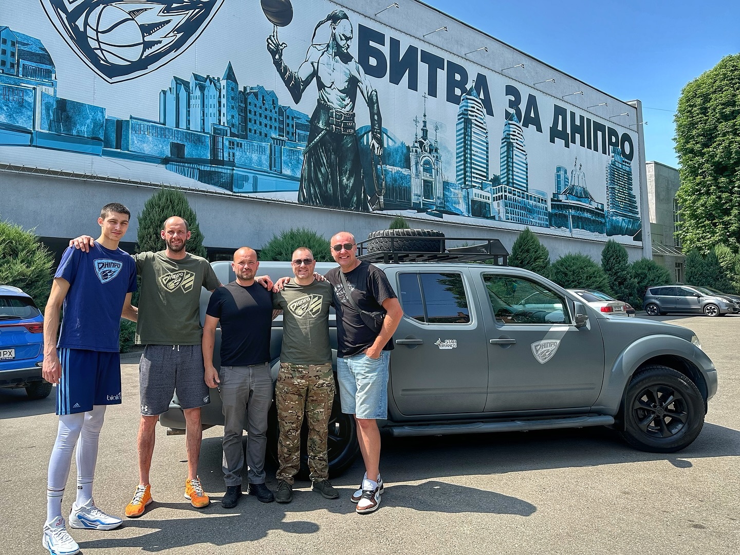 БК Дніпро передав авто для ЗСУ