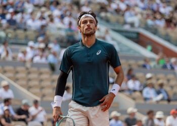 Неудобный момент на Ролан Гаррос: теннисист попал в судью — Теніс