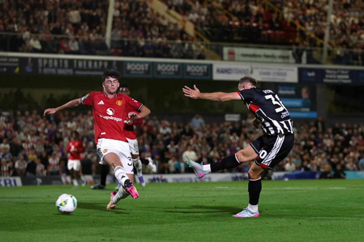 «Манчестер Юнайтед» в сумасшедшей серии пенальти вылетел из Кубка английской лиги от «Гримси»