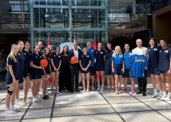 Жіноча збірна України U-16 зустрілася з власником готелю, що з початку війни активно допомагає українцям — Федерація баскетболу України
