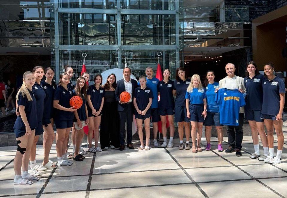 Жіноча збірна України U-16 зустрілася з власником готелю, що з початку війни активно допомагає українцям