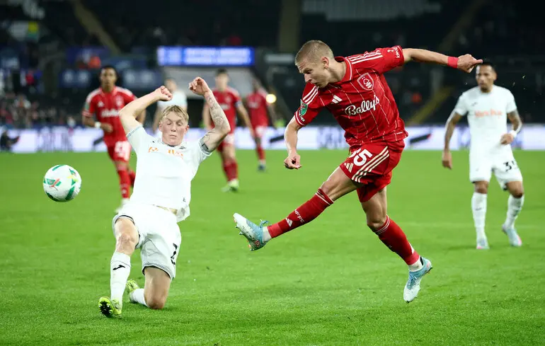 Проиграли «Суонси». Александр Зинченко дебютировал за «Ноттингем Форест», вылетев из Кубка лиги Англии