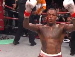 Бой года? Лопес побывал в нокдауне, а затем удосрочил Гальегоса — видео