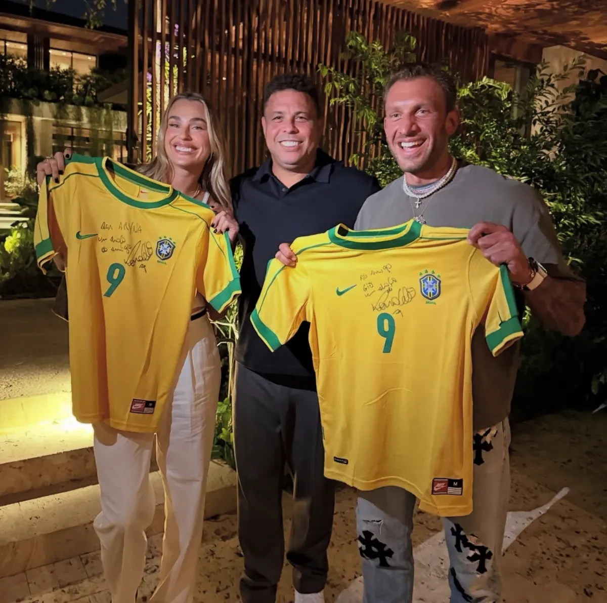 Роналдо зустрівся із Сабаленкою: спільне фото легендарного бразильця із скандальною білоруською тенісисткою - Футбол