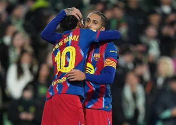 «Барселона» избежала позора, выиграла у «Расинга» и прошла в ¼ финала Кубка Испании