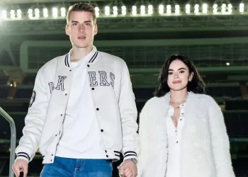 На яких машинах їздить Лунін: дружина футболіста виклала фотографію автопарку — Футбол