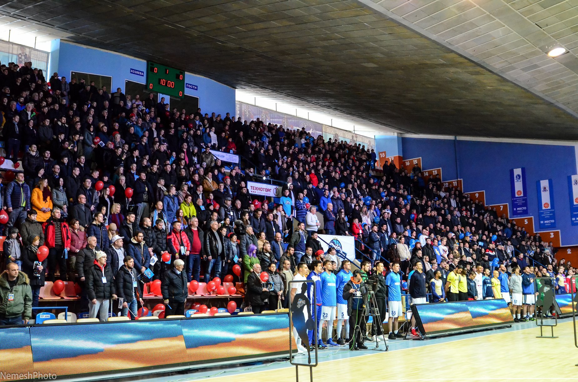 Кабмін України розглядає питання повернення вболівальників на трибуни