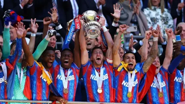 «Кристал Пэлас» впервые в истории выиграл Кубок Англии по футболу