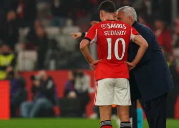 Моурінью залишив Трубіна, Судакова та інших гравців Бенфіки на тренувальній базі – все після ганебного вильоту з Кубка  — Футбол