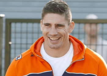 Ріко Верховен розгромив суперника у єдиному боксерському поєдинку: нокаут уже в другому раунді | Останні новини боксу