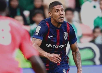 Скандал у Лізі чемпіонів – арбітр проігнорував гравця без свідомості під час чвертьфіналу (ВІДЕО)  — Футбол