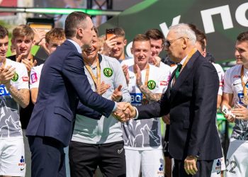 Спортивний директор Української Прем’єр-Ліги нагородив «Полісся» бронзовими медалями