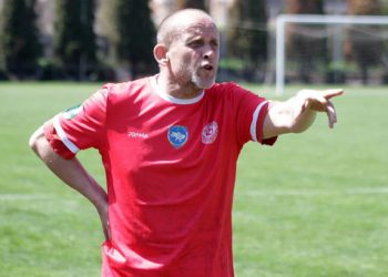 У клубі Другої ліги залишилося тільки троє основних гравців. Також грає 60-річний президент