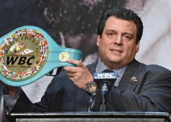 Усик не захищатиме титул WBC у поєдинку з Верховеном | Останні новини боксу