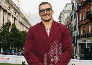 Усик у цугцвангу: експромоутер різко оцінив бій з кікбоксером Верховеном біля пірамід | Останні новини боксу